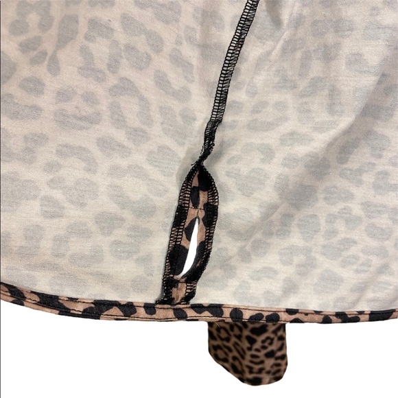 CHEETAH PRINT WRAP-AROUND LONG SLEEVE, V-NECK TOP, STRAIGHT SLEEVES, SIZE XS - Picture 7 of 10